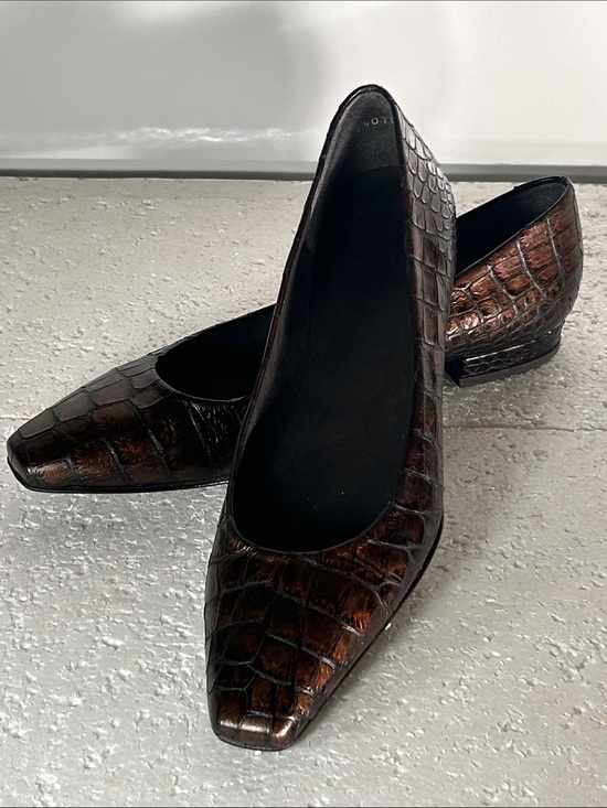 Stuart Weitzman Shoes - Stuart Weitzman SZ 8 Brown Croc-Embossed Leather Flats Chic Old Money Luxury